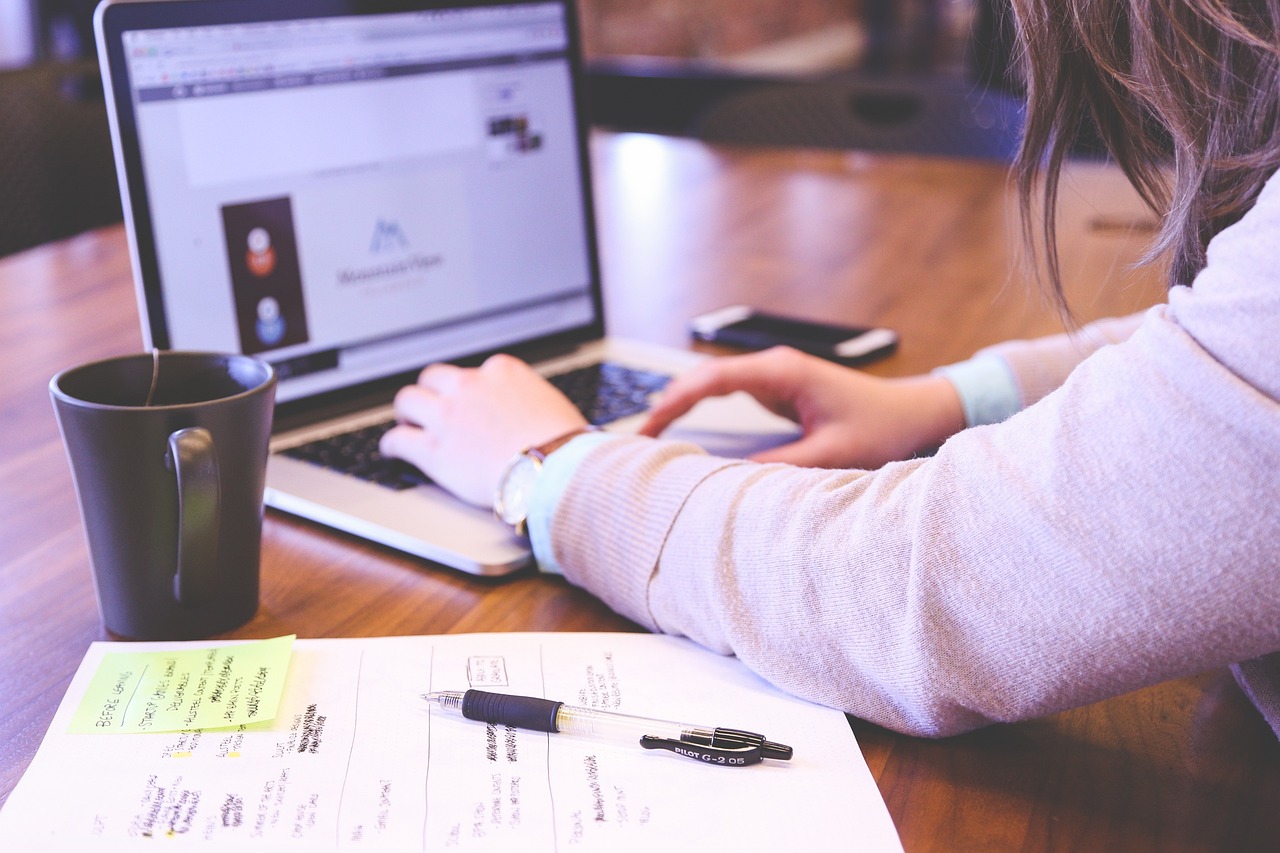 Es una mujer realizando estudios por aprendizaje en linea